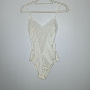 Vintage lady cameo sleepwear size small